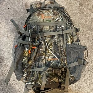 EUC Hideaway “TIMBEROCK” Whitetail Deer Hunting Gear REALTREE AP Camo Backpack